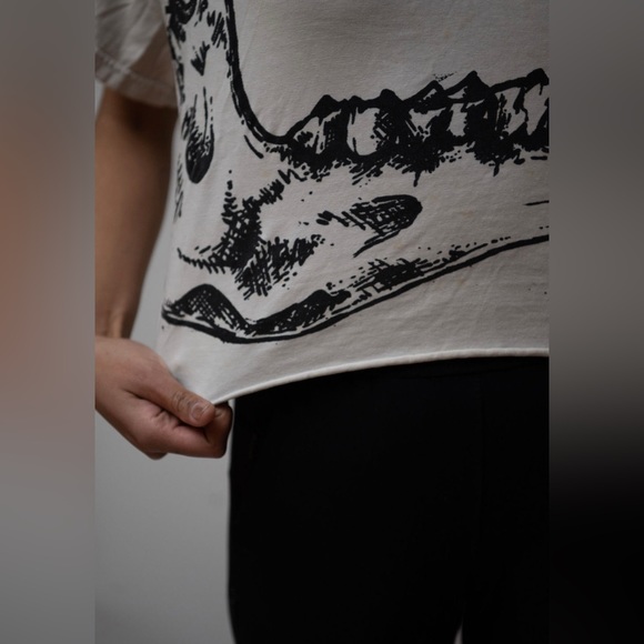 Hand-screen printed jaw crop top - Picture 4 of 4